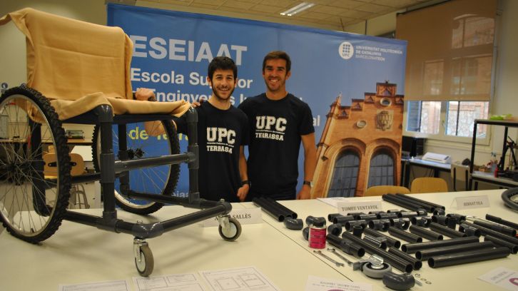 L’Adrià Salles i el Bernat Villa quan eren estudiants, l’any 2016 amb la seva cadira de rodes