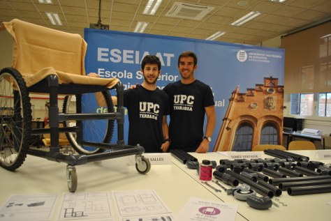 Dos estudiants de l'ESEIAAT dissenyen i construeixen una cadira de rodes "low cost"