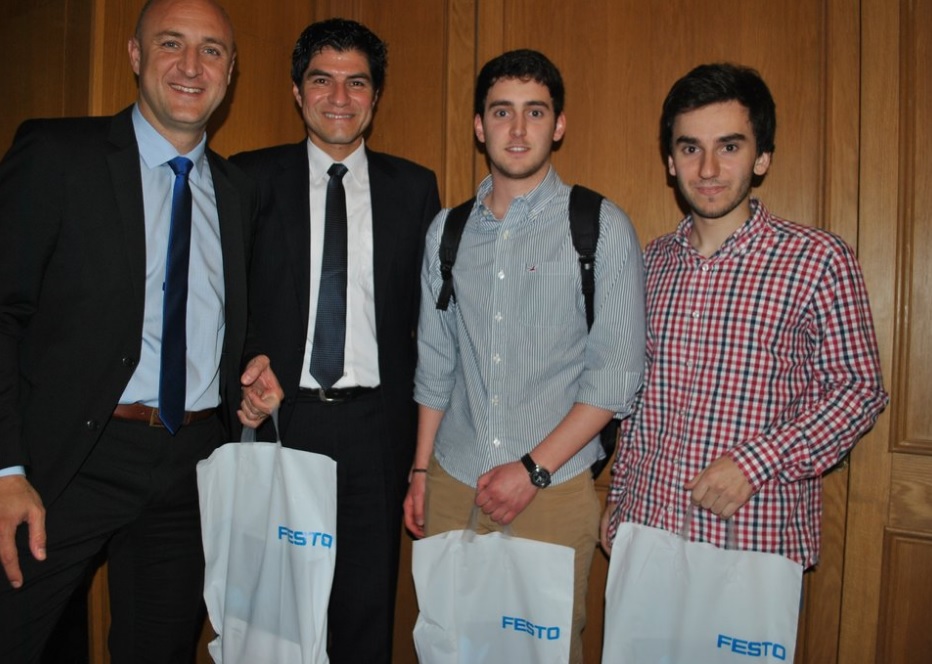 Dos dels guanyadors del concurs E-motion FESTO, Xavier Pujadas i Llorenç Bauza. En la foto amb X. Segura i I. Salas