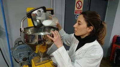 Alba Martínez, estudiant de la UPC-ESEIAAT, crea un nou producte composite a partir d’un innovador protocol de reciclatge de plàstics