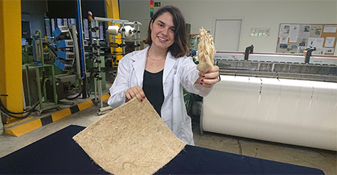 Una estudiant de la UPC-ESEIAAT obté un nou teixit dels residus del blat de moro per fabricar teles d’usos agrícoles