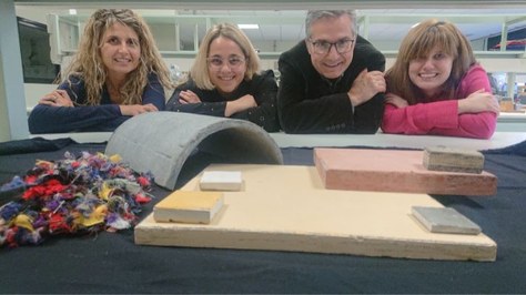 Les investigadores i l’investigador del grup TECTEX de la UPC a Terrassa,  Mònica Ardanuy, Heura Ventura, Josep Claramunt i Helena Oliver, amb mostres fabricades amb residus tèxtils