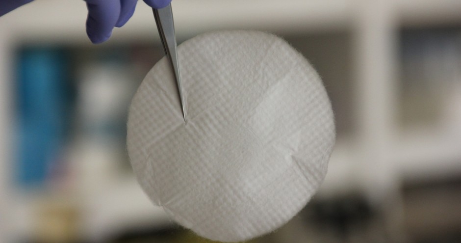 Imatge de la membrana fabricada amb nanofibres que allibera medicació antitumoral