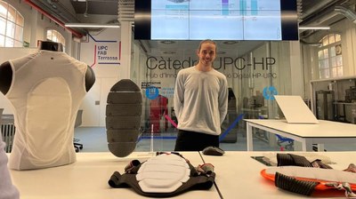 Jordi Callau, amb l’espatllera protectora fabricada amb impressió 3D