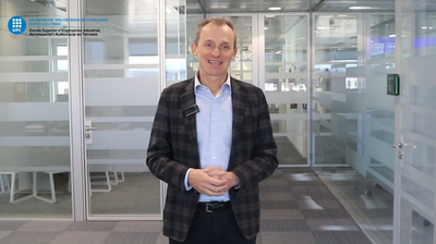 L’exministre i astronauta Pedro Duque s’adreça a l’estudiantat de l’ESEIAAT.