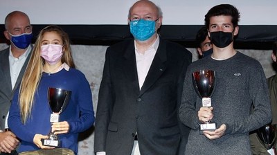 Marina Casal i Marc Fugardo de l’ESEIAAT de la UPC recullen els premis de la UNIRUN 2021