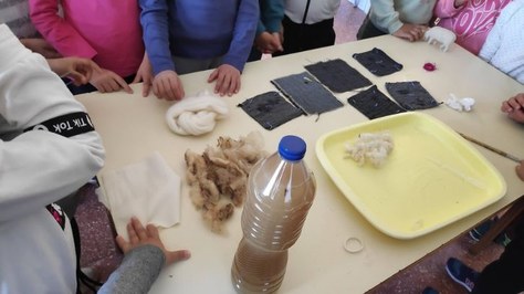 Nens i nenes de l’Escola Vallès de Terrassa s’aproximen al món tèxtil de la mà de l’ESEIAAT de la UPC i el projecte Magnet