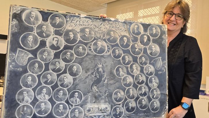 Mercè Burgués Gratacós, neta de l’enginyer elèctric Francesc Gratacós Martí, troba a casa del seu avi  l’orla universitària més antiga que es conserva de l’ESEIAAT de la UPC