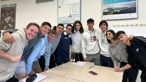 Grup d’estudiants de l’assignatura Tecnologies Industrials amb la seva torre d’espagueti i llaminadures